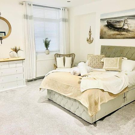 Stunning 3 Double Bedroom Beach Front Apartment Portsmouth Bagian luar foto