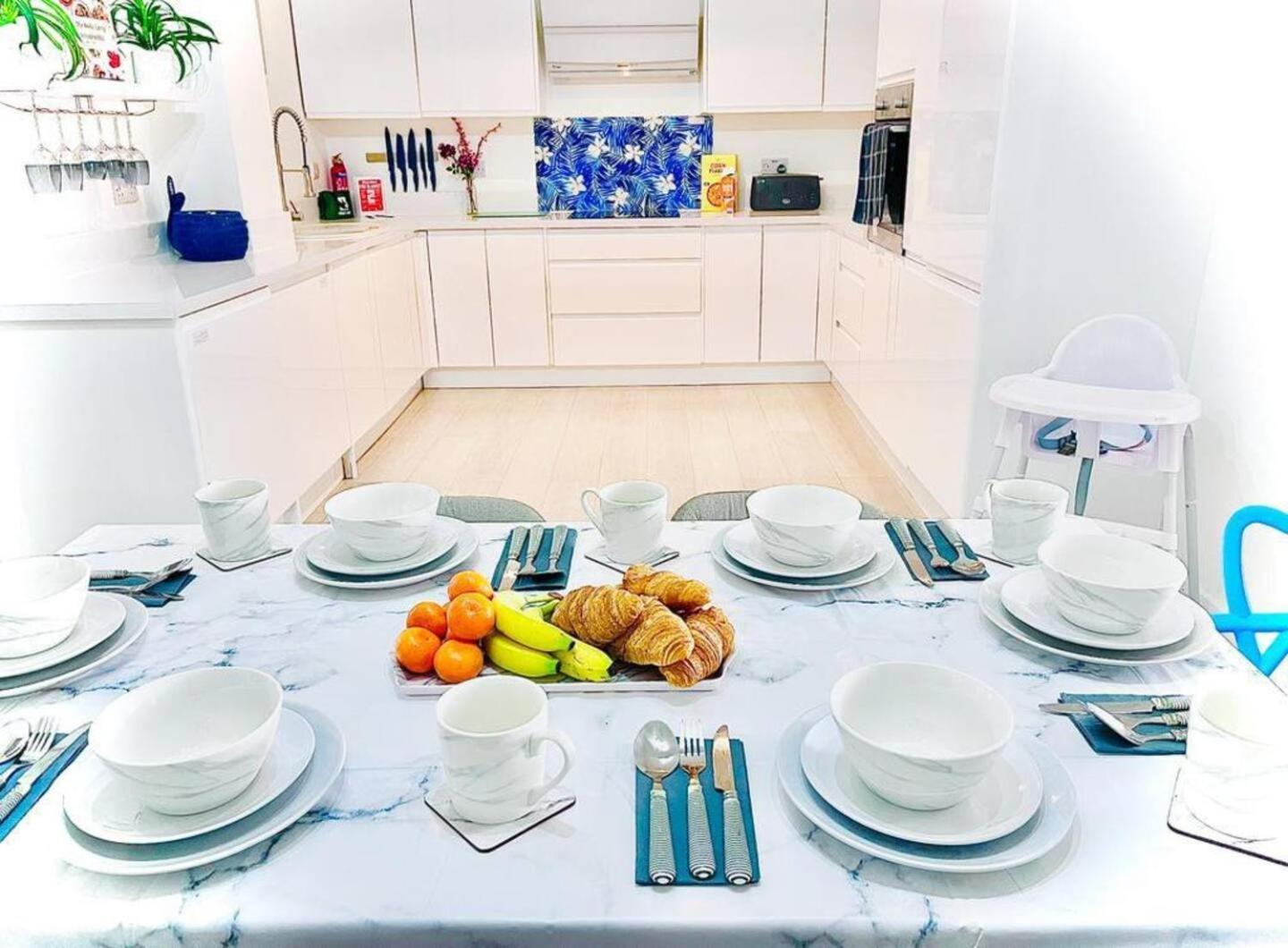 Stunning 3 Double Bedroom Beach Front Apartment Portsmouth Bagian luar foto