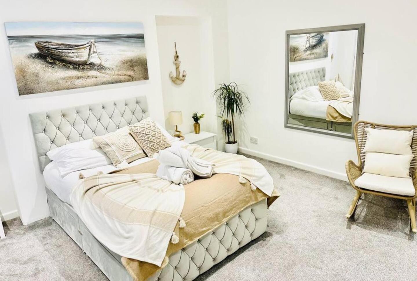 Stunning 3 Double Bedroom Beach Front Apartment Portsmouth Bagian luar foto