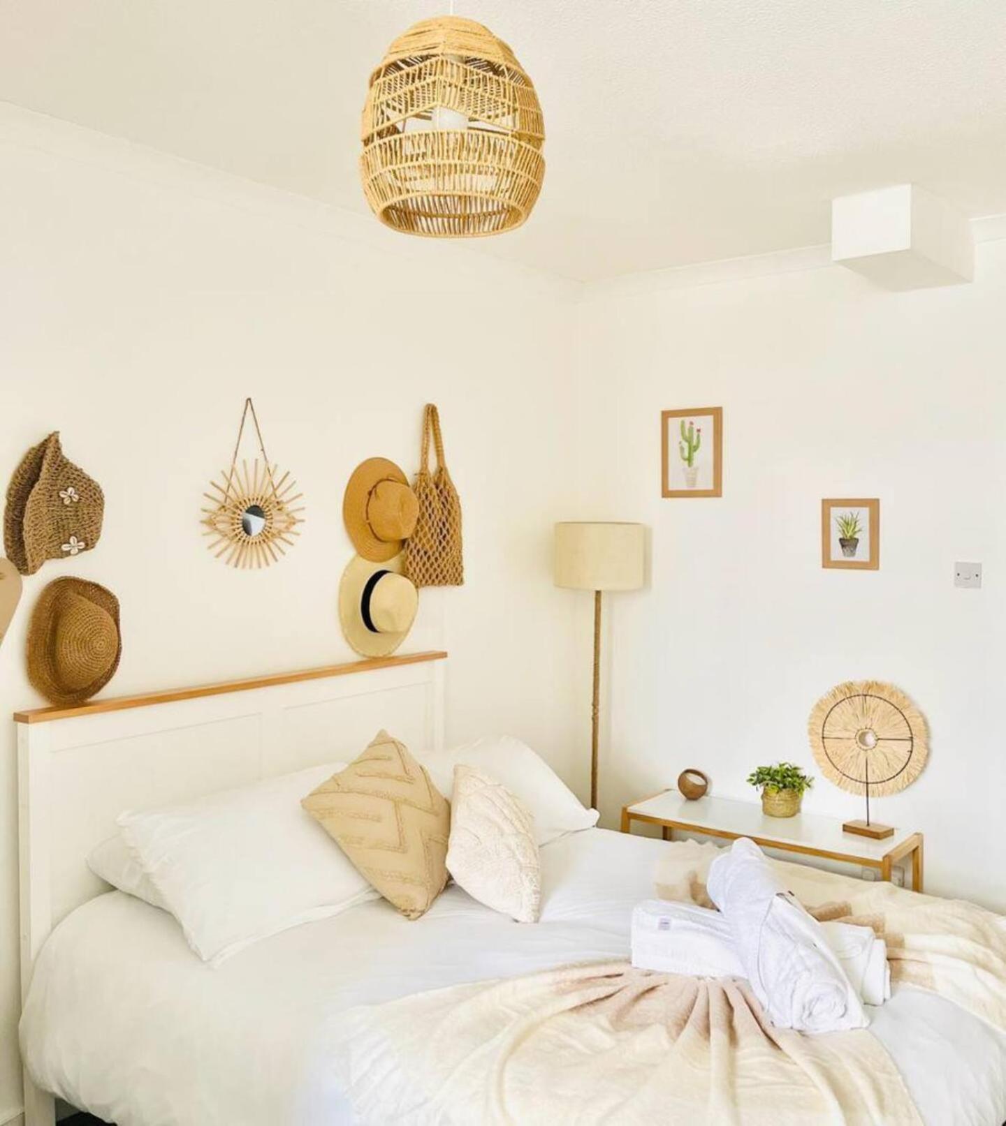 Stunning 3 Double Bedroom Beach Front Apartment Portsmouth Bagian luar foto