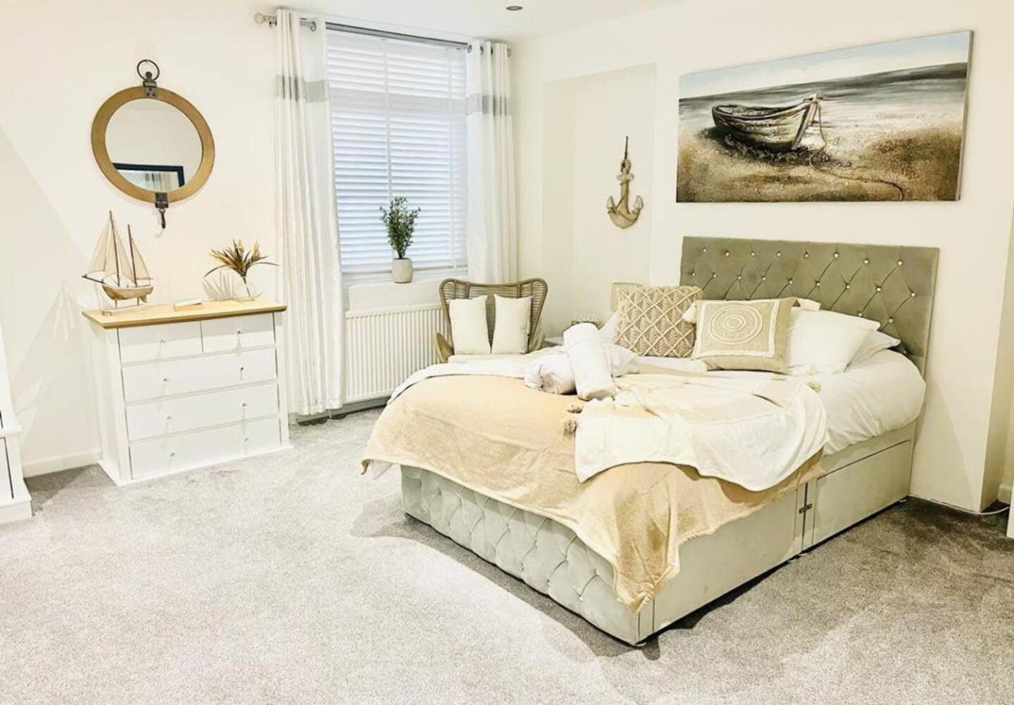 Stunning 3 Double Bedroom Beach Front Apartment Portsmouth Bagian luar foto