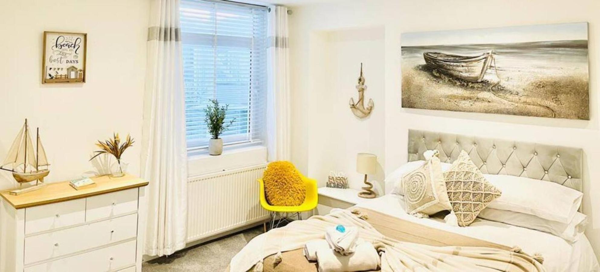 Stunning 3 Double Bedroom Beach Front Apartment Portsmouth Bagian luar foto