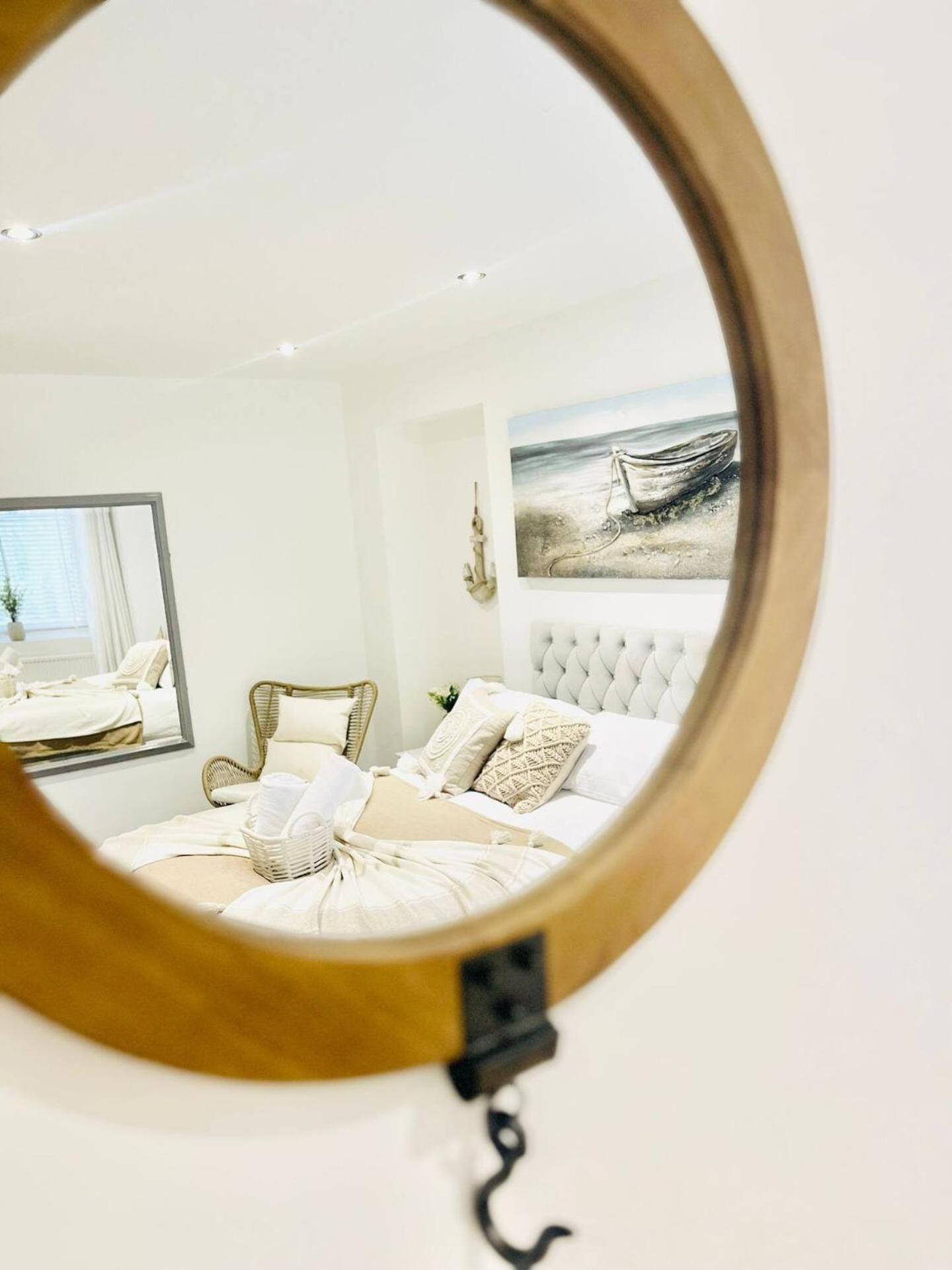 Stunning 3 Double Bedroom Beach Front Apartment Portsmouth Bagian luar foto