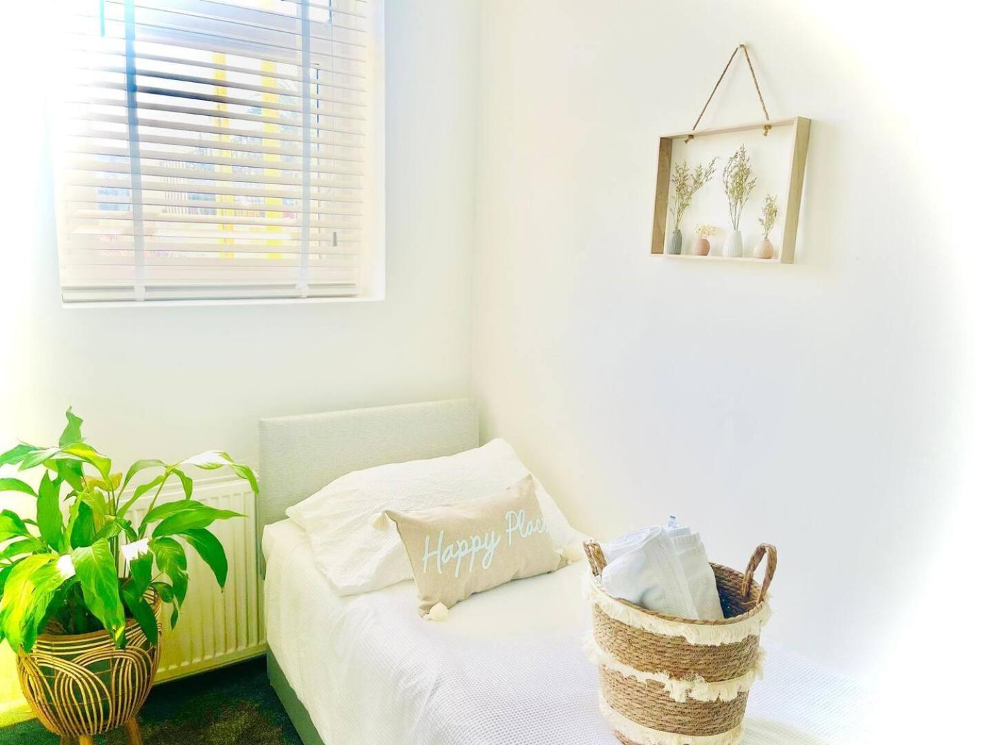 Stunning 3 Double Bedroom Beach Front Apartment Portsmouth Bagian luar foto